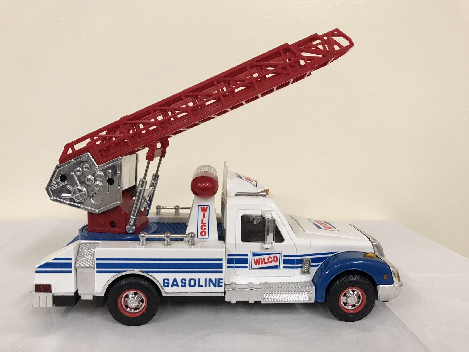 Wilco Rescue Truck Toy Ladder Lights Siren Battery Operated Works