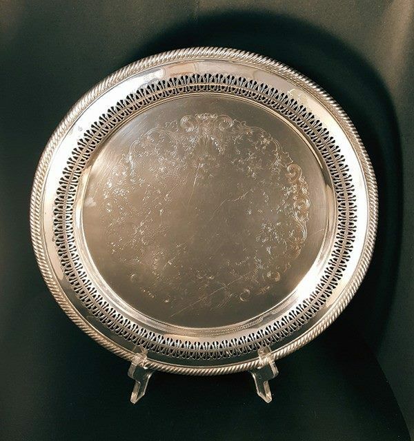 Vintage Wm Rogers #170 Silverplate 12 1/4" round Serving Tray With Decorative Pi