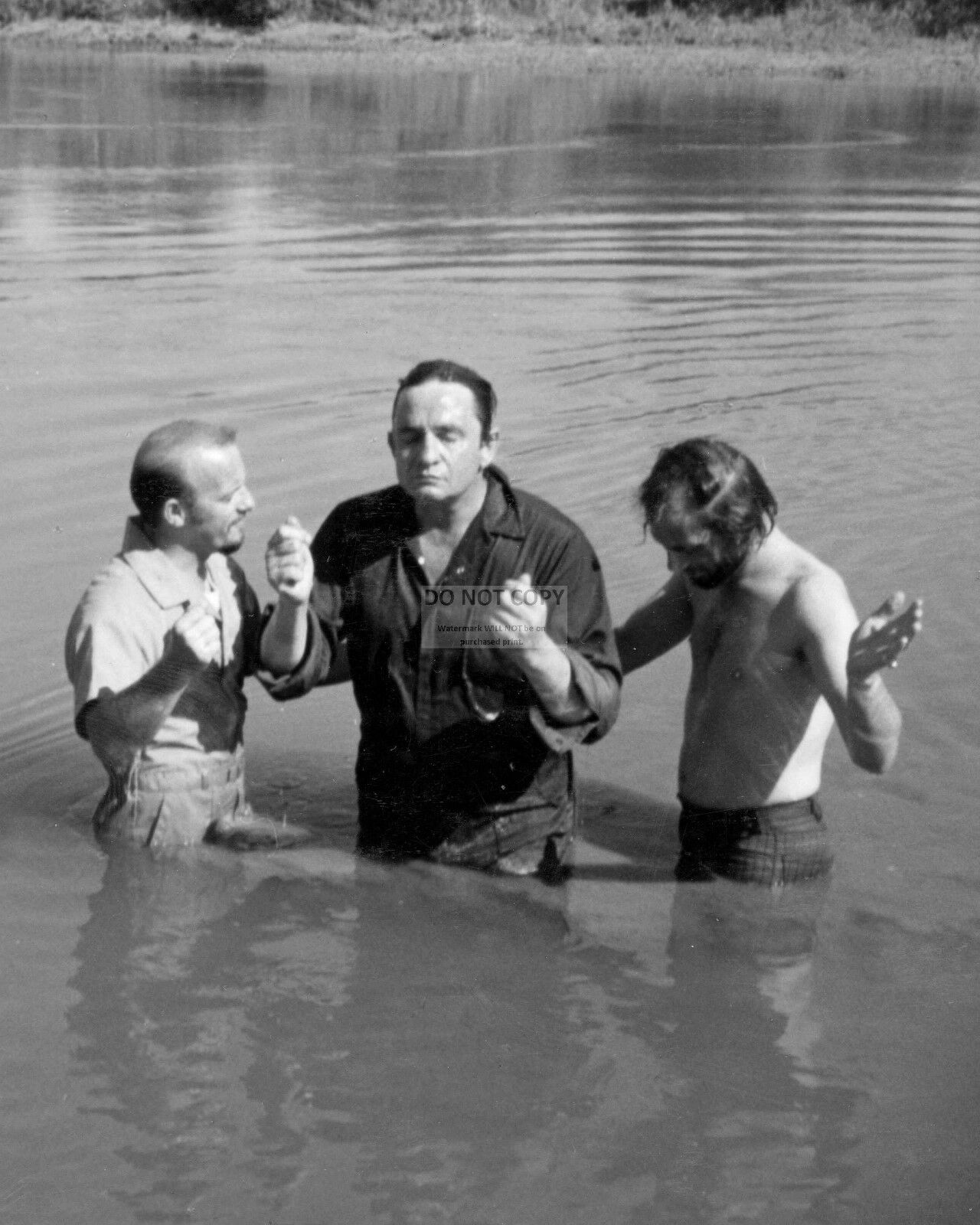 Johnny Cash Is Baptized In The Jordan River In 1971 - 8x10 Photo (zz-410)