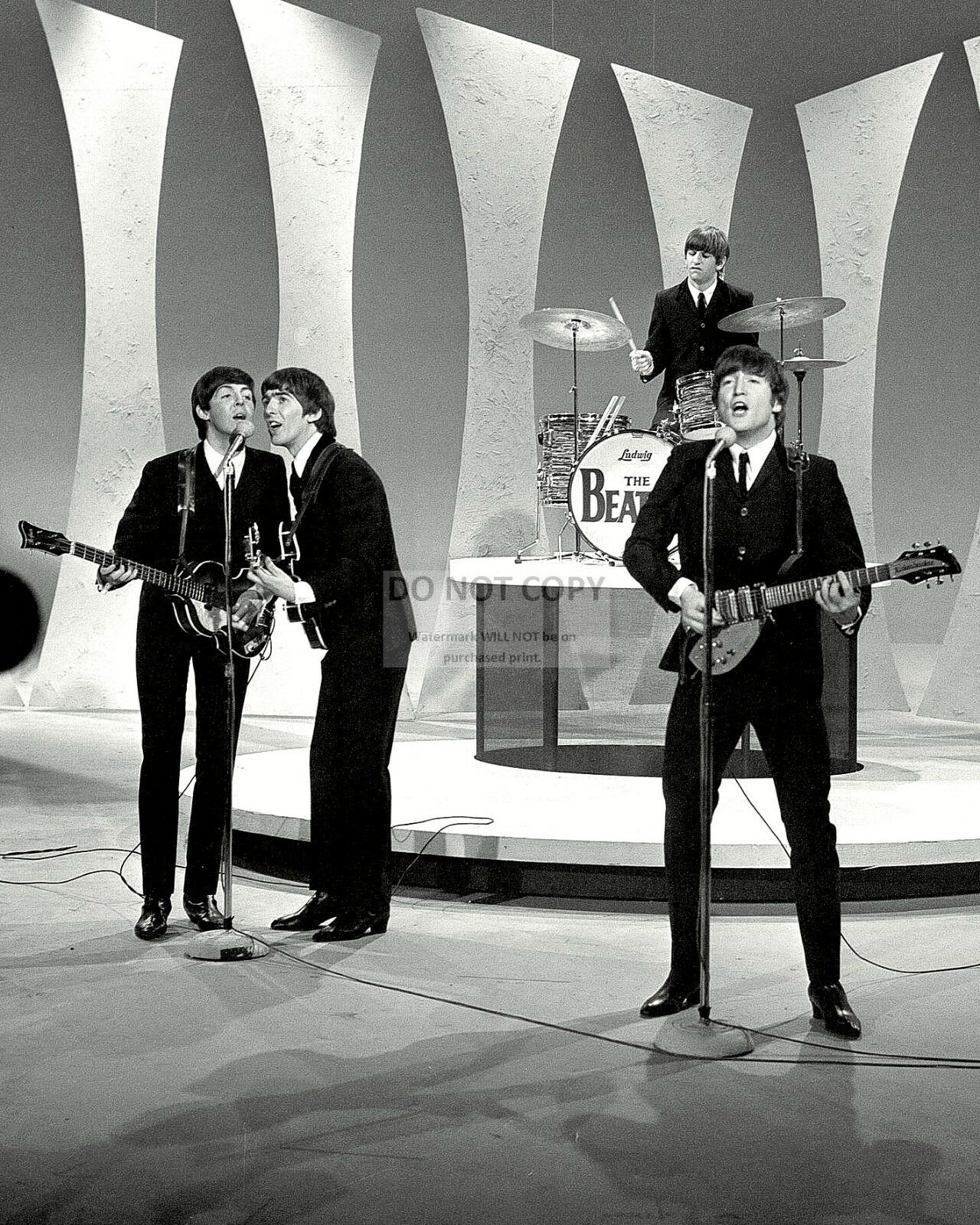 The Beatles Perform On "the Ed Sullivan Show" In 1964 - 8x10 Photo (zz-044)